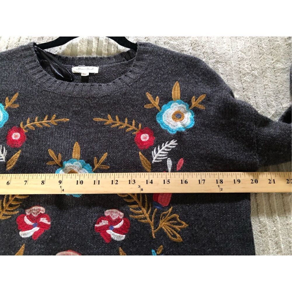 Ultra Flirt women’s Gray sweater, floral embroidery Size S - Picture 6 of 8